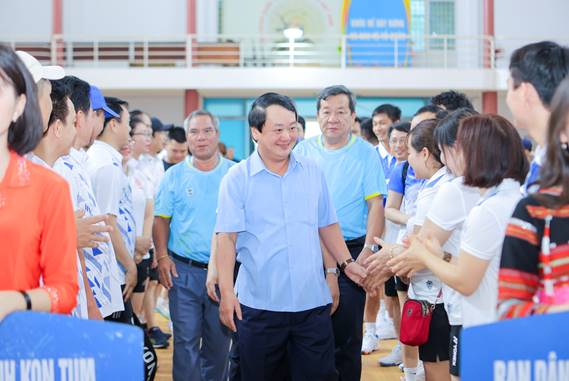 Đ/c Hầu A Lềnh, Bộ trưởng, Chủ nhiệm Ủy ban Dân tộc chào mừng các đoàn tham dự Hội thao