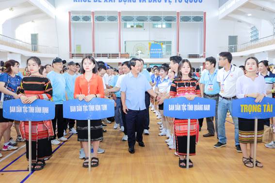 Đ/c Hầu A Lềnh, Bộ trưởng, Chủ nhiệm Ủy ban Dân tộc chào mừng các đoàn tham dự Hội thao 